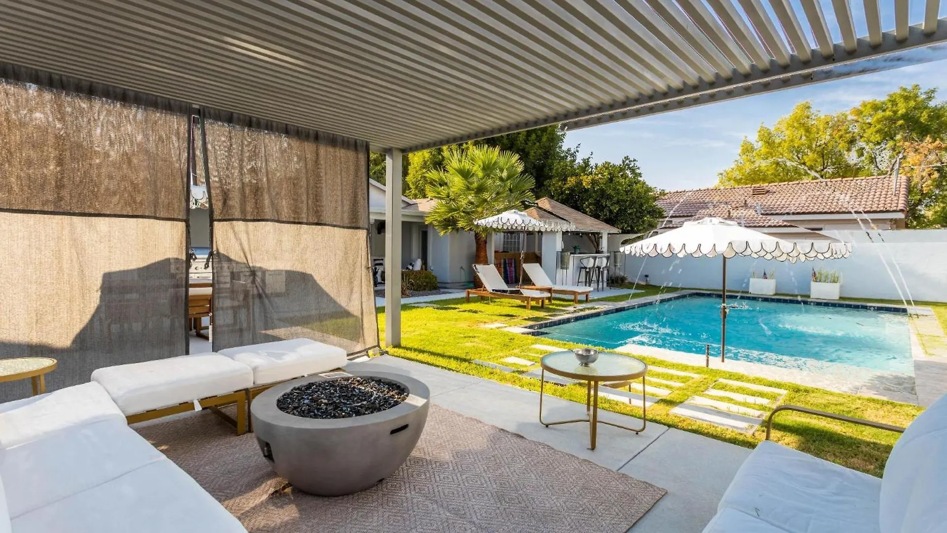 Peacock Paradise Home - Pool With Gazebo Bar & Firepit Phoenix